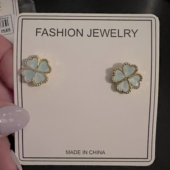 🍀 Clover Earrings 🍀 - Picture 3 of 3